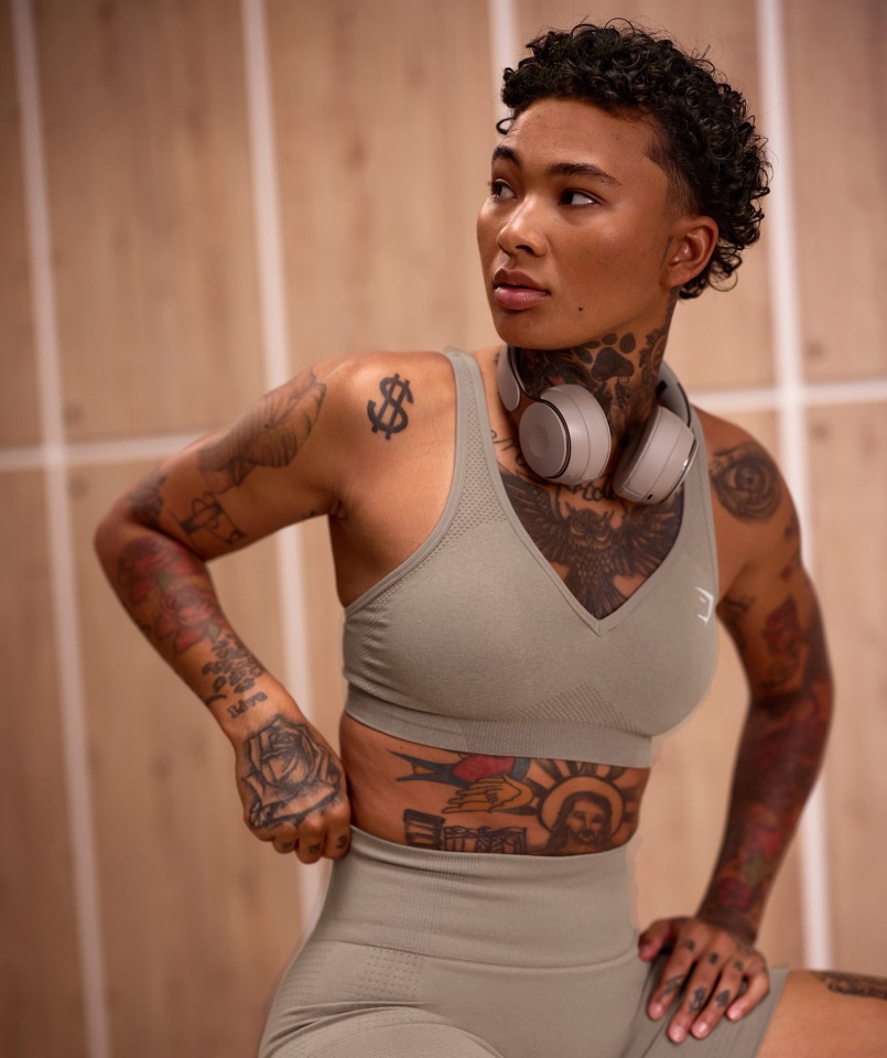 Gymshark Vital Bezszwowy Biustonosz Sportowy Z Dekoltem 2.0 V Waniliowy Brązowy Marl