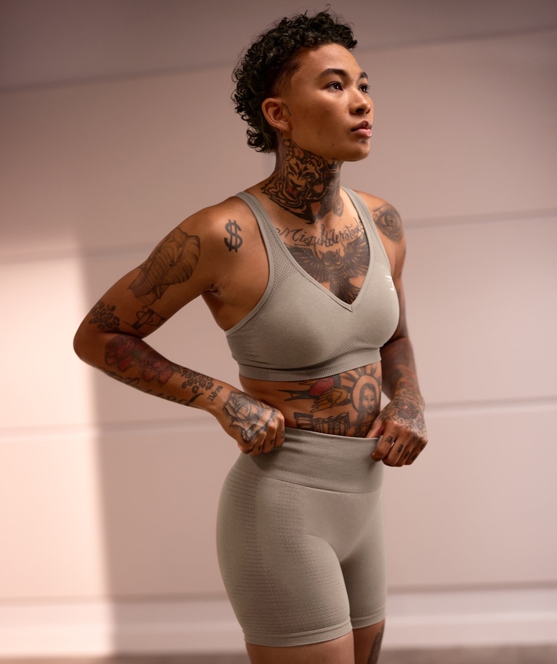 Gymshark Vital Bezszwowy Biustonosz Sportowy Z Dekoltem 2.0 V Waniliowy Brązowy Marl